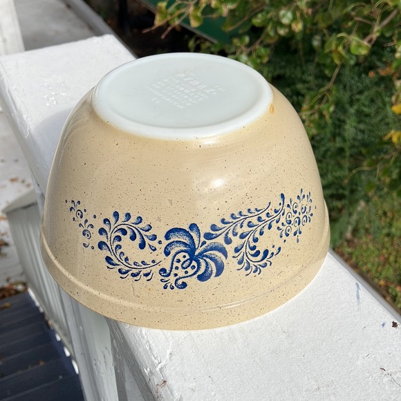 Pyrex 1 1/2 Quarts Homestead Mixing Bowl - Picture 2 of 10